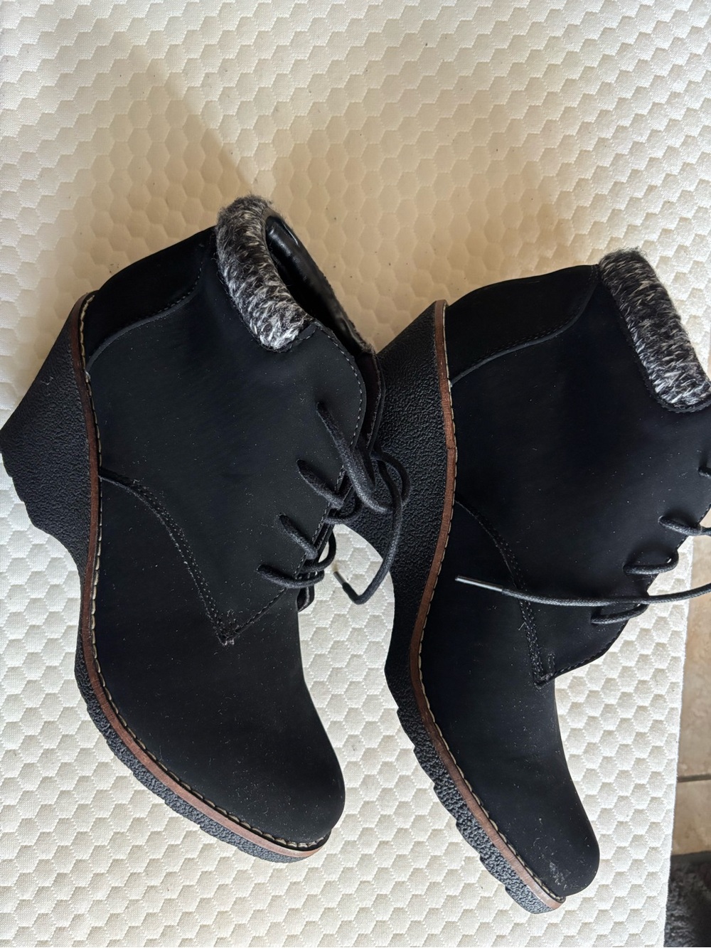 Whitemt - Black Lace-Up Wedge Ankle Boots with Faux-Fur Collar